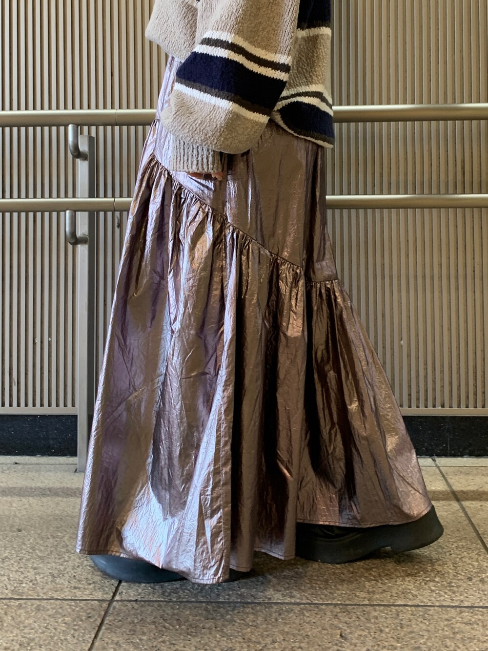 その他のニット/セーター、シルバー系のスカートを着用したレディースの冬コーディネートの8枚目の写真