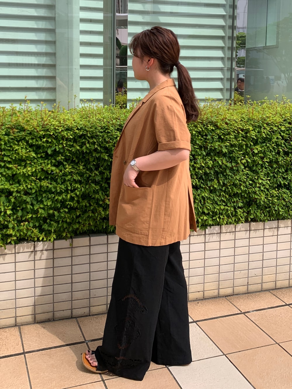 ブラウン系のシャツ/ブラウス、ブラック系のキャミソール、ブラック系のその他パンツを着用したレディースの春コーディネートの2枚目の写真