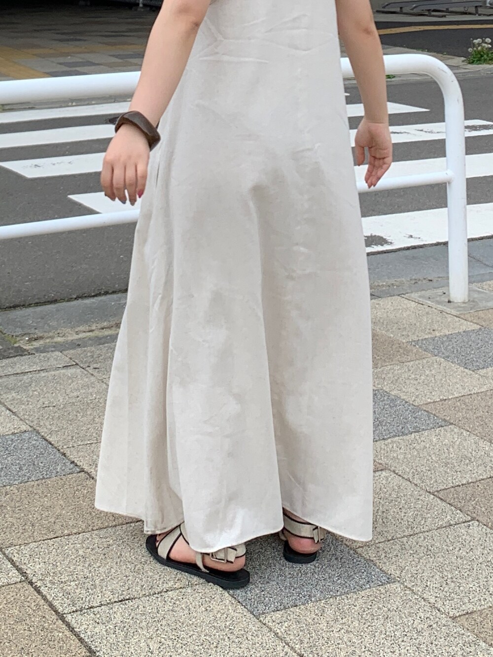 ホワイト系のワンピース、グリーン系のタンクトップを着用したレディースの春コーディネートの7枚目の写真