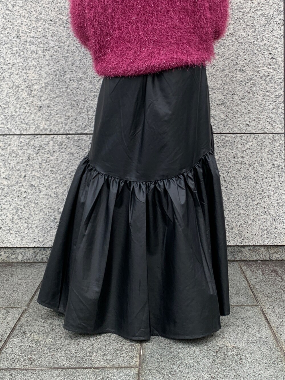 パープル系のニット/セーター、ブラック系のスカート、ブラック系のブーツを着用したレディースの秋コーディネートの7枚目の写真