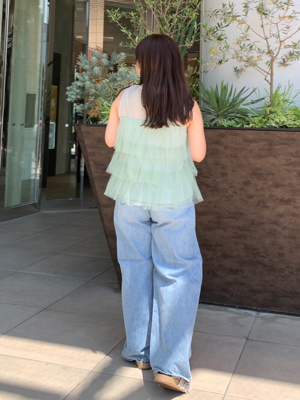 グリーン系のシャツ/ブラウス、ブルー系のデニムパンツを着用したレディースの夏コーディネートの3枚目の写真