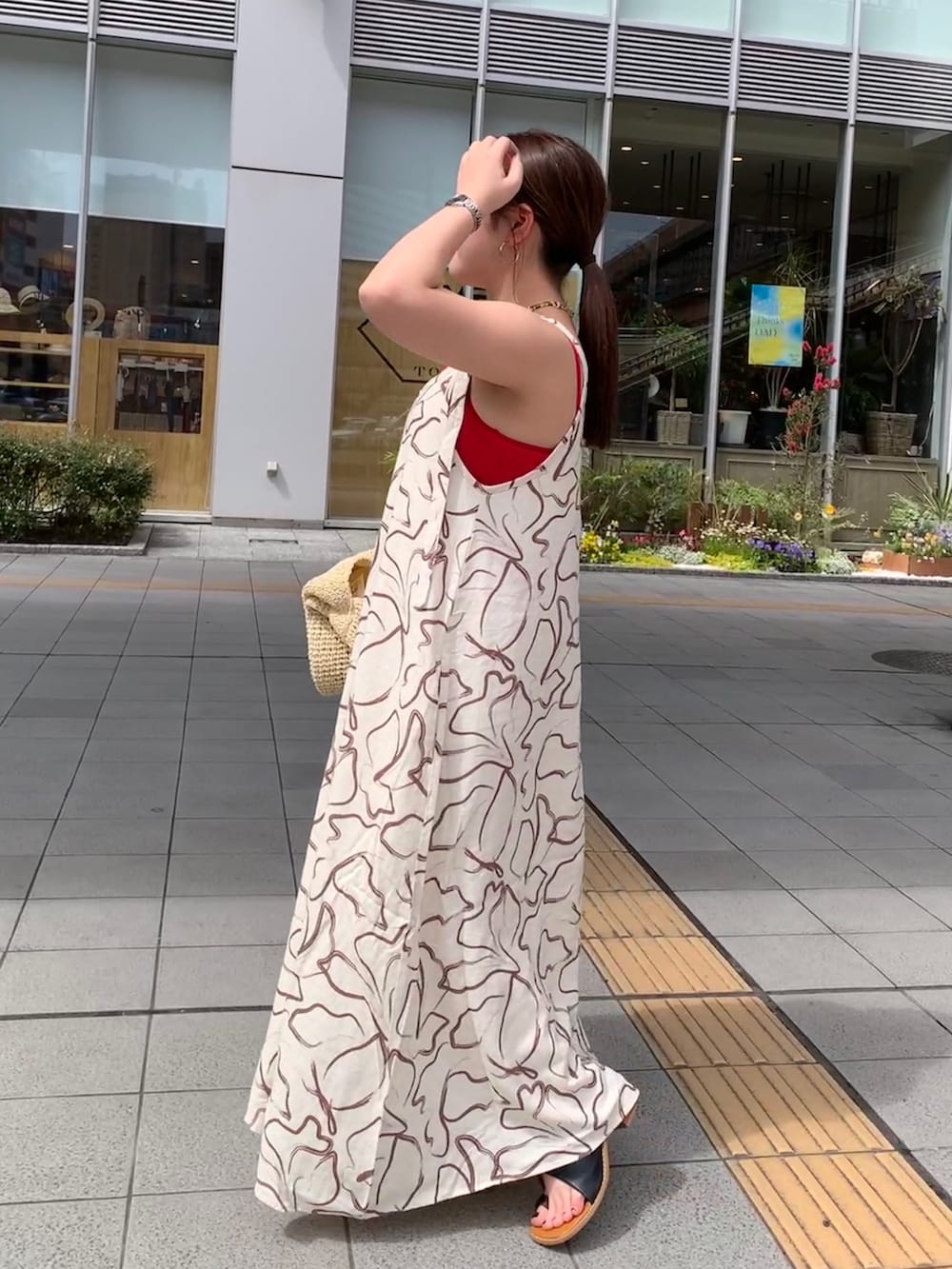 その他のワンピース、レッド系のキャミソールを着用したレディースの夏コーディネートの2枚目の写真