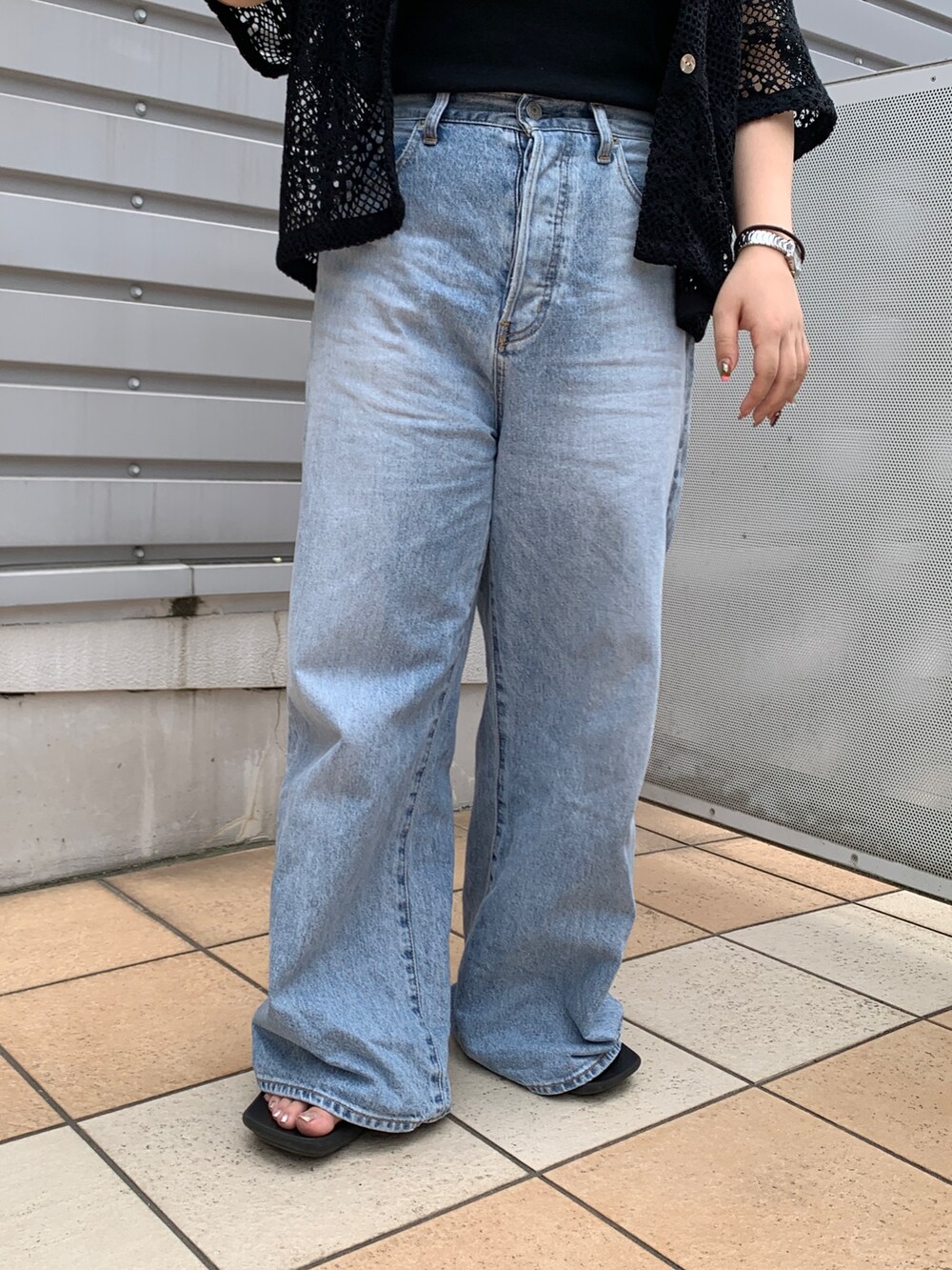 ブラック系のシャツ/ブラウス、ブルー系のデニムパンツ、ブラック系のキャミソールを着用したレディースの夏コーディネートの5枚目の写真