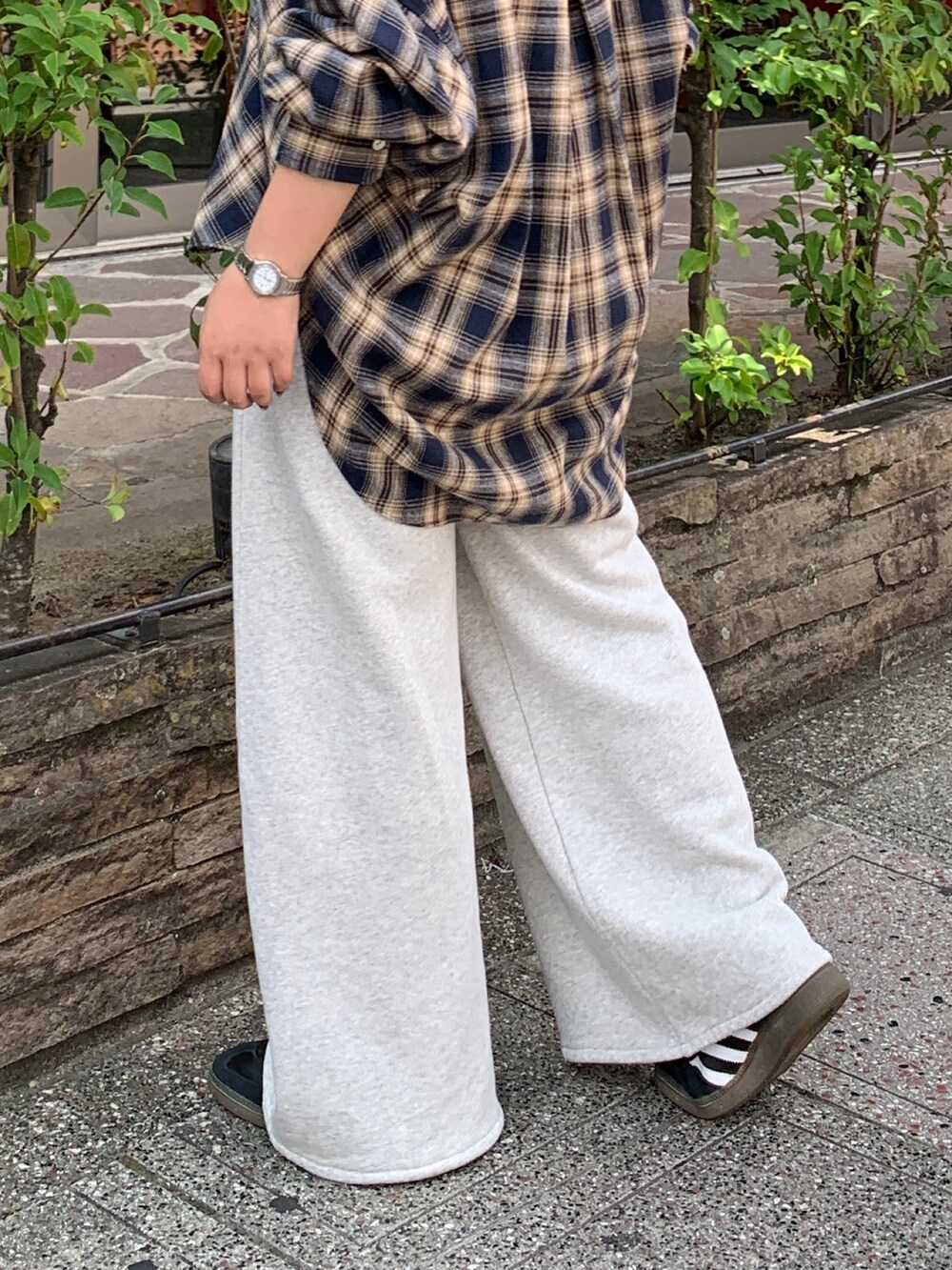 ブルー系のシャツ/ブラウス、グレー系のスウェットパンツを着用したレディースの秋コーディネートの6枚目の写真