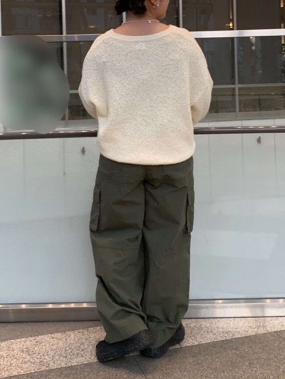 ホワイト系のニット/セーター、グリーン系のその他パンツを着用したレディースの冬コーディネートの3枚目の写真