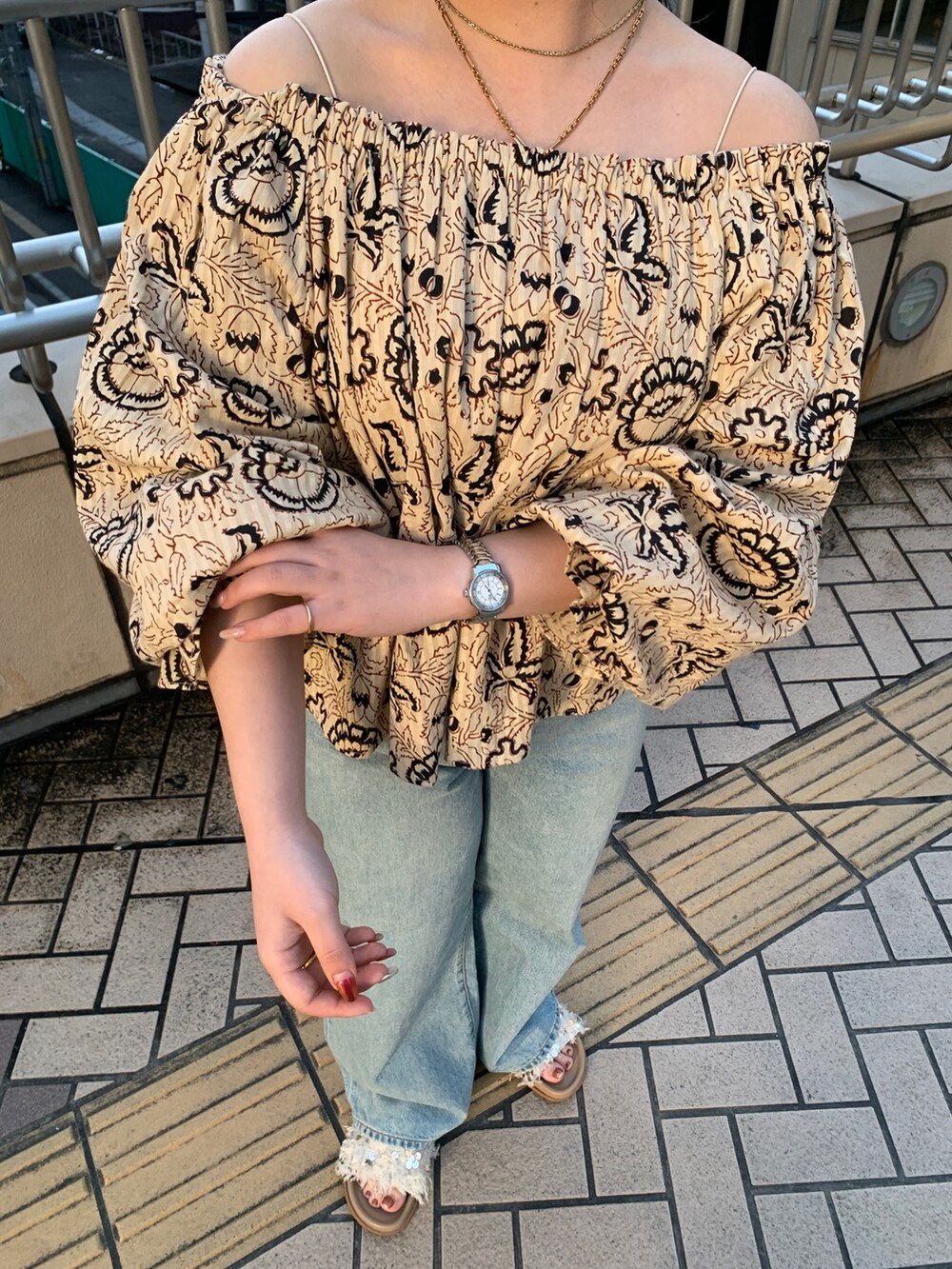 その他のシャツ/ブラウス、ブルー系のデニムパンツ、ホワイト系のサンダルを着用したレディースの冬コーディネートの4枚目の写真