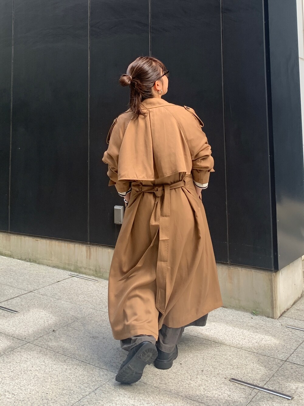 ブルー系のTシャツ/カットソー、ブラウン系のその他アウター、グレー系のスカートを着用したレディースの秋コーディネートの3枚目の写真