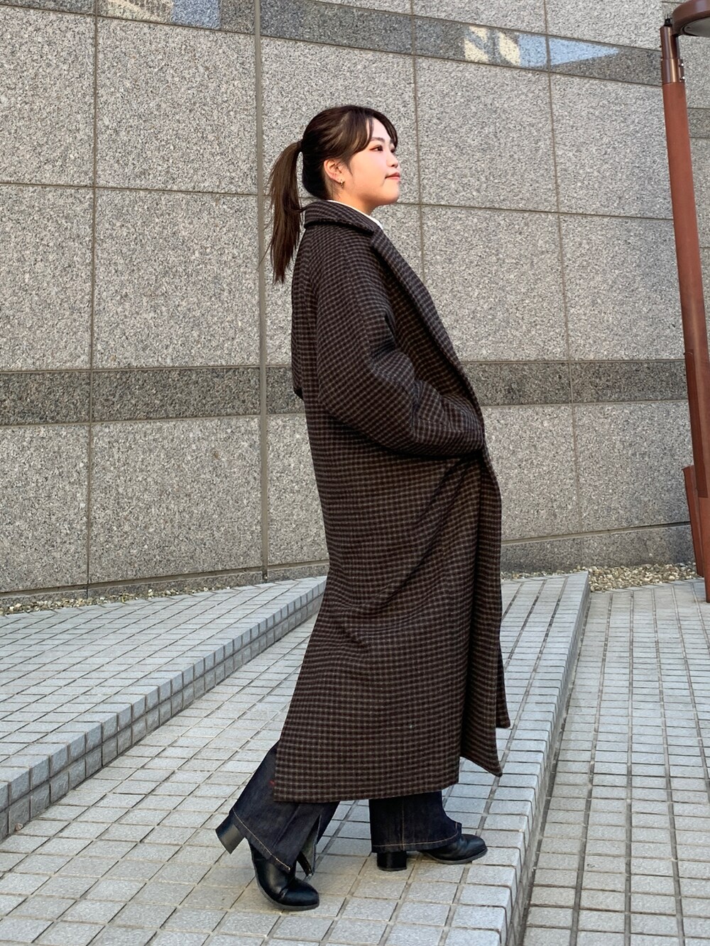 オレンジ系のニット/セーター、その他のチェスターコート、ブルー系のデニムパンツを着用したレディースの秋コーディネートの5枚目の写真