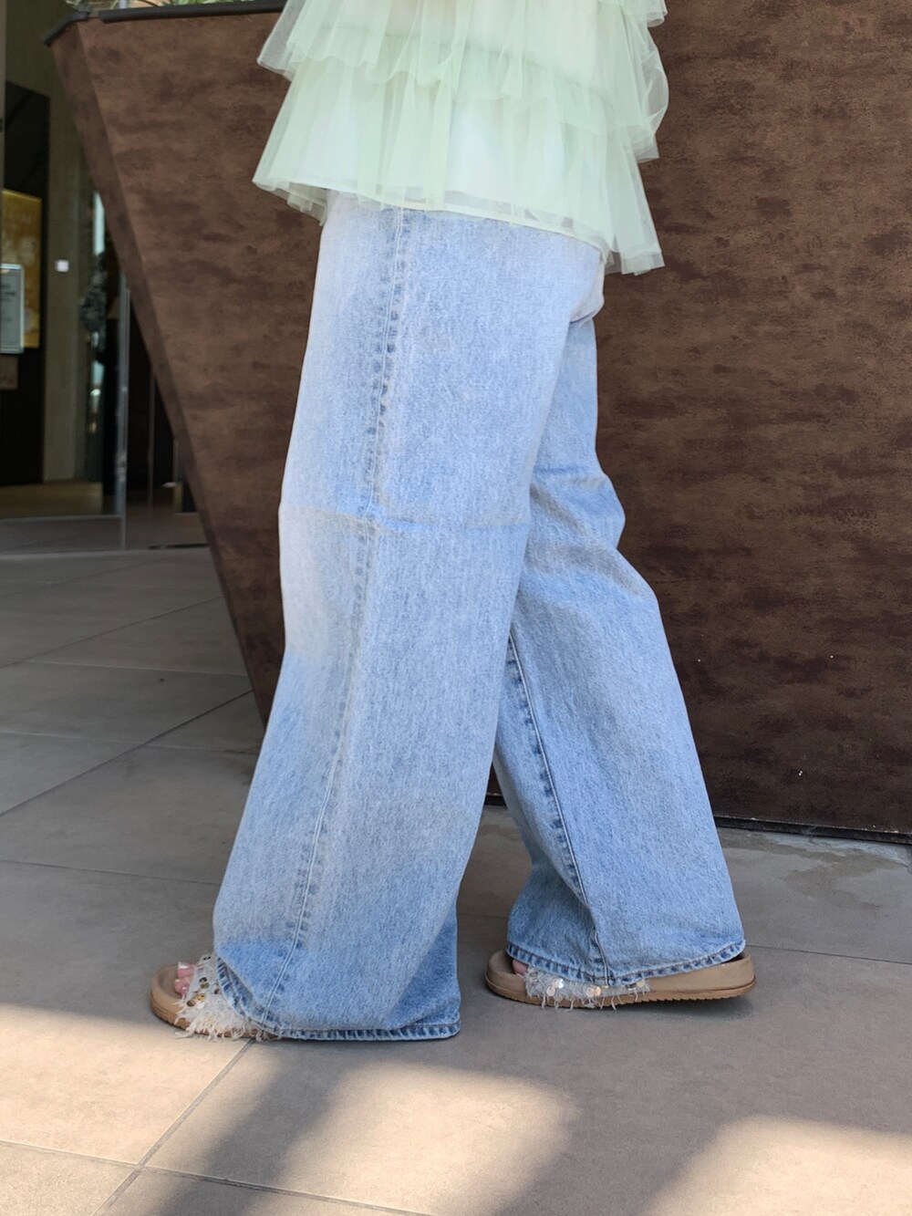 グリーン系のシャツ/ブラウス、ブルー系のデニムパンツを着用したレディースの夏コーディネートの6枚目の写真