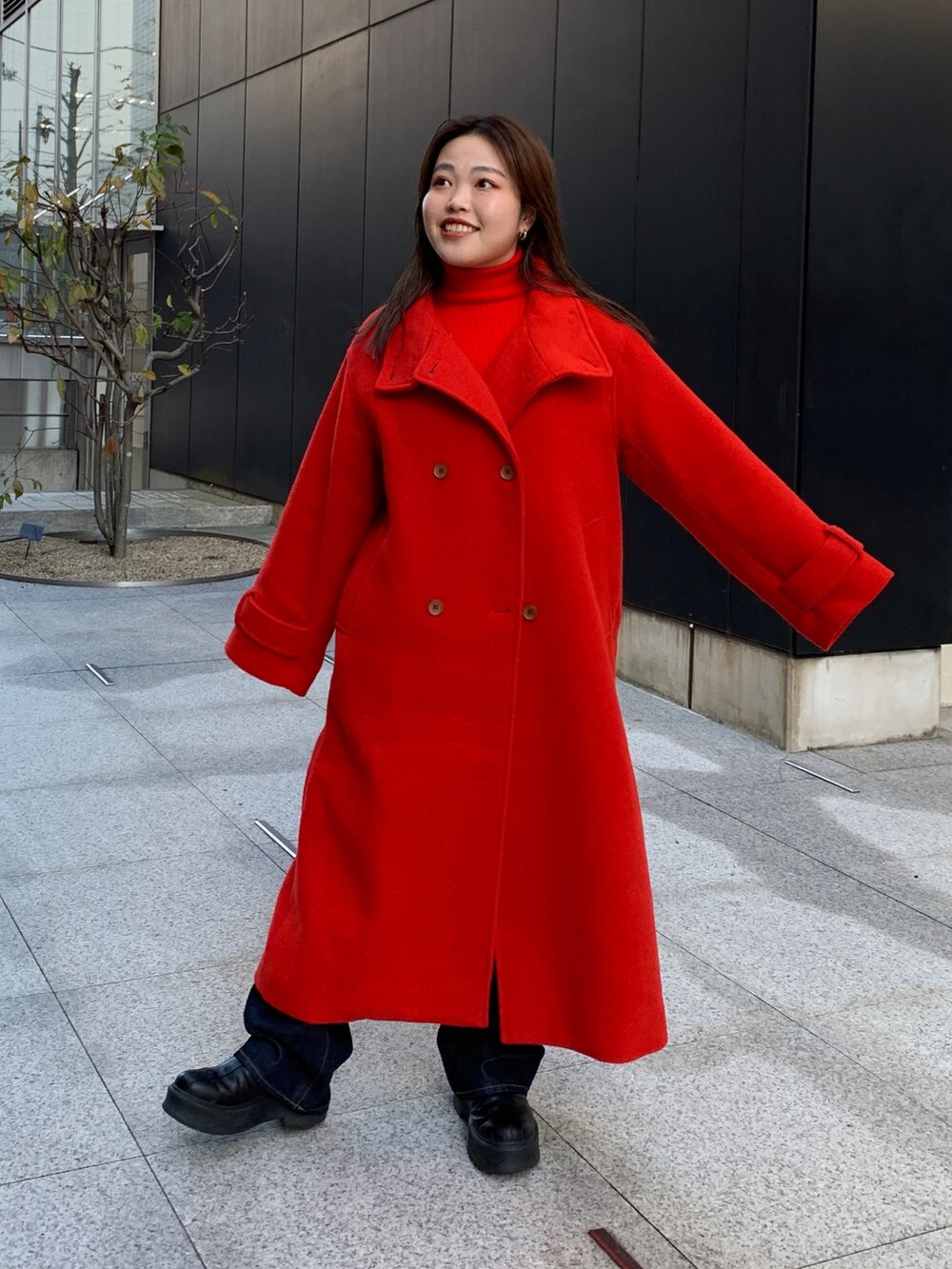 レッド系のその他アウター、ブルー系のデニムパンツを着用したレディースの冬コーディネートの3枚目の写真