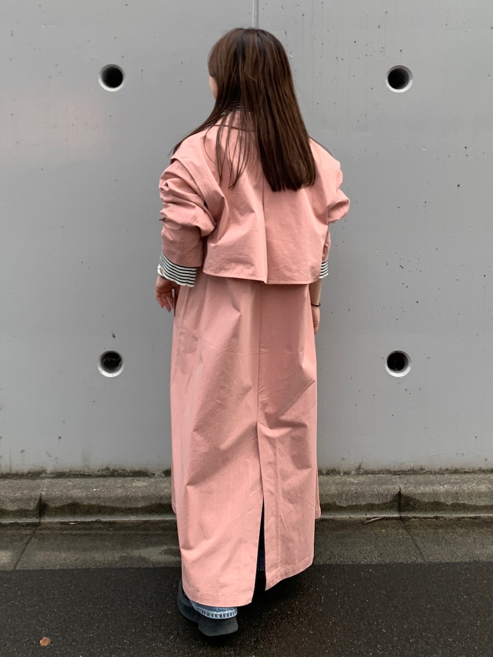 ホワイト系のニット/セーター、ピンク系のその他アウター、ブルー系のデニムパンツを着用したレディースの冬コーディネートの3枚目の写真