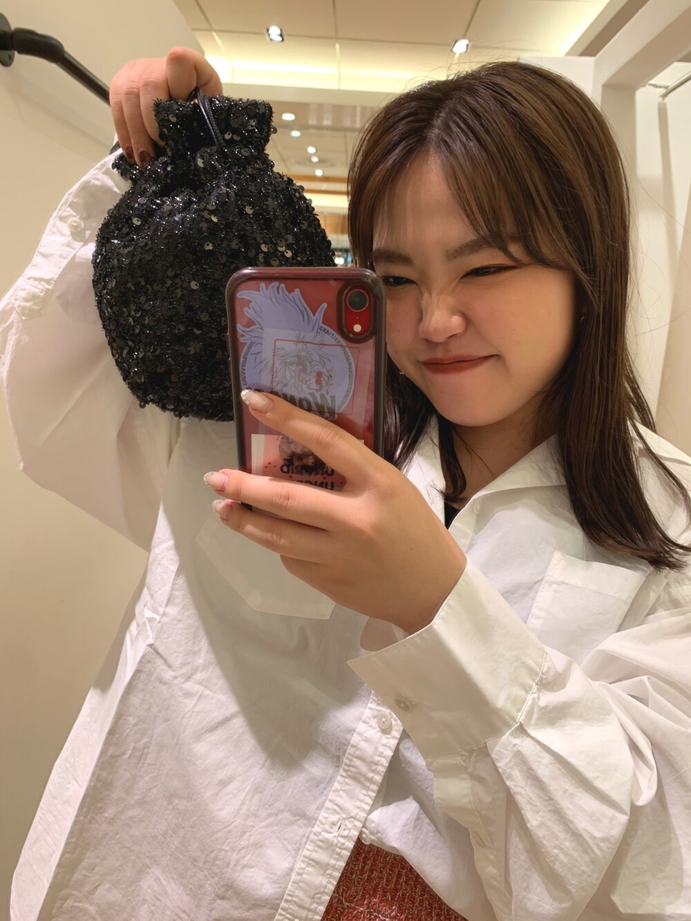 ホワイト系のシャツ/ブラウス、ブラック系のハンドバッグ、レッド系のスカートを着用したレディースの秋コーディネートの7枚目の写真