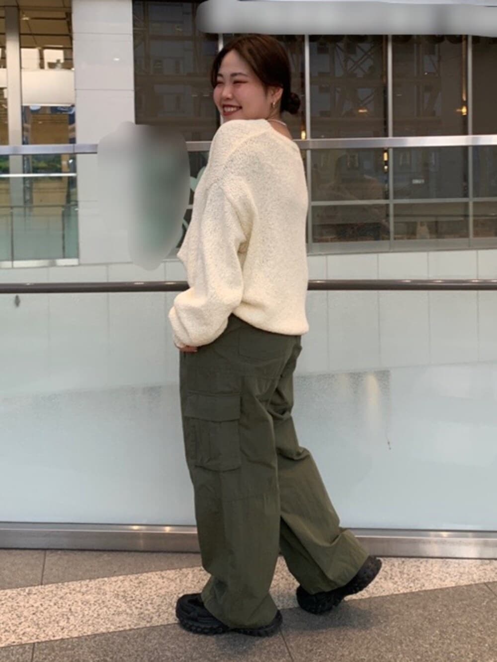 ホワイト系のニット/セーター、グリーン系のその他パンツを着用したレディースの冬コーディネートの2枚目の写真