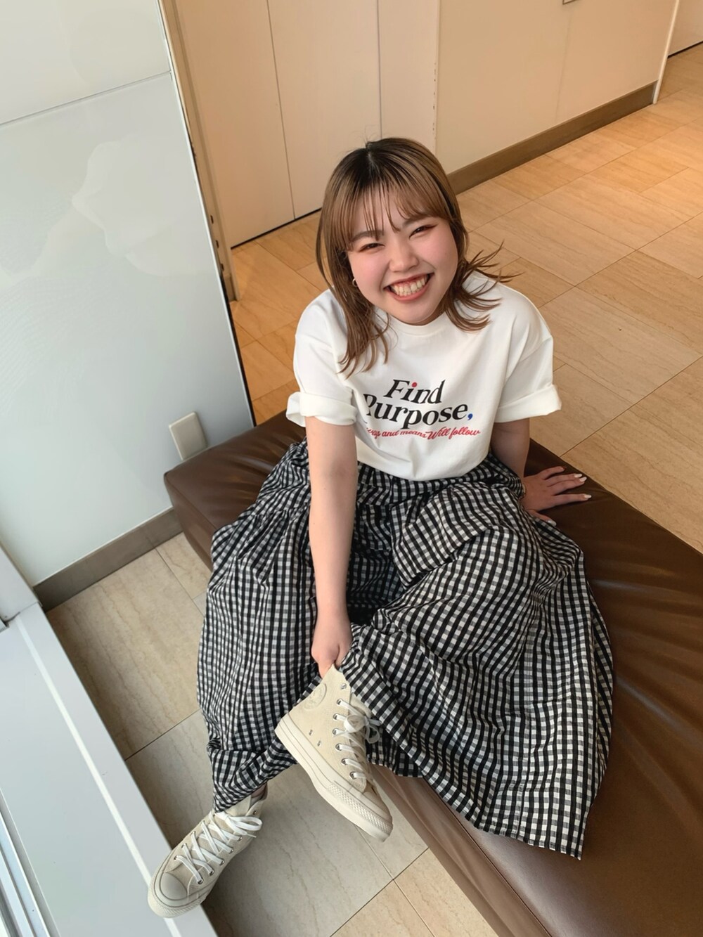 ホワイト系のTシャツ/カットソー、その他のスカート、ホワイト系のスニーカーを着用したレディースの春コーディネートの2枚目の写真