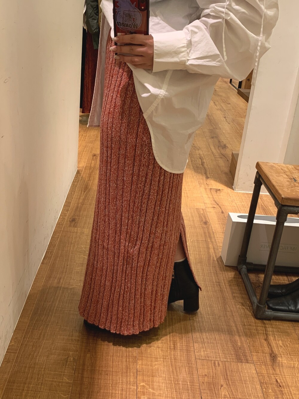 ホワイト系のシャツ/ブラウス、ブラック系のハンドバッグ、レッド系のスカートを着用したレディースの秋コーディネートの6枚目の写真