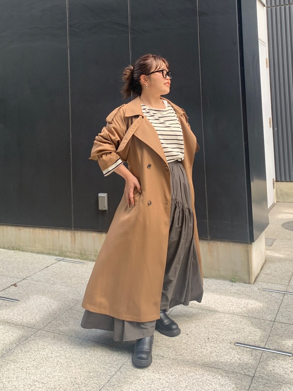 ブルー系のTシャツ/カットソー、ブラウン系のその他アウター、グレー系のスカートを着用したレディースの秋コーディネートの4枚目の写真