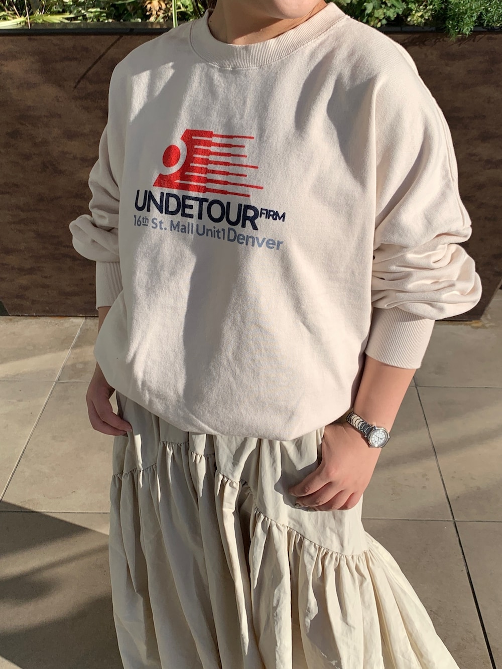 ホワイト系のスウェット、ブラウン系のブルゾン、ホワイト系のスカートを着用したレディースの冬コーディネートの6枚目の写真