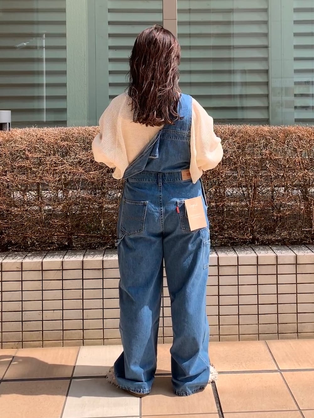 ホワイト系のTシャツ/カットソー、ブルー系のつなぎ/オールインワンを着用したレディースの春コーディネートの3枚目の写真