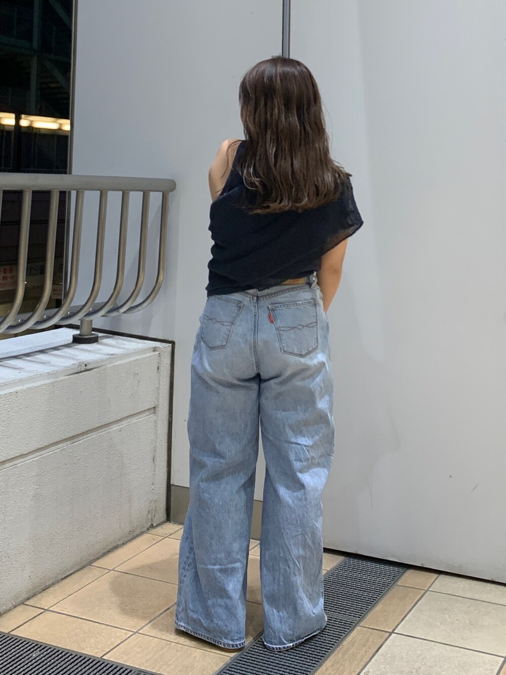 ブルー系のタンクトップ、グレー系のTシャツ/カットソー、ブルー系のデニムパンツを着用したレディースの夏コーディネートの3枚目の写真