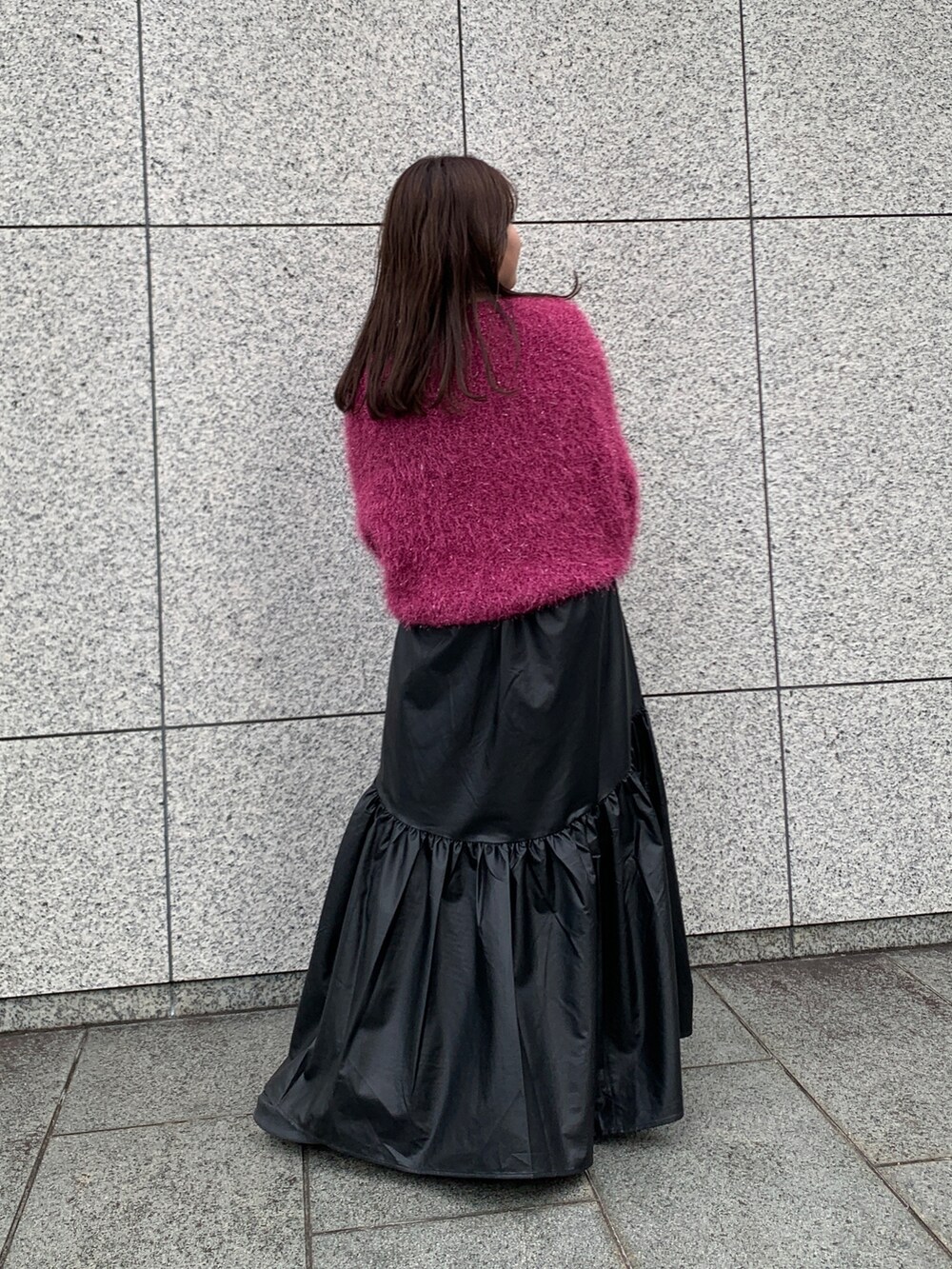 パープル系のニット/セーター、ブラック系のスカート、ブラック系のブーツを着用したレディースの秋コーディネートの3枚目の写真