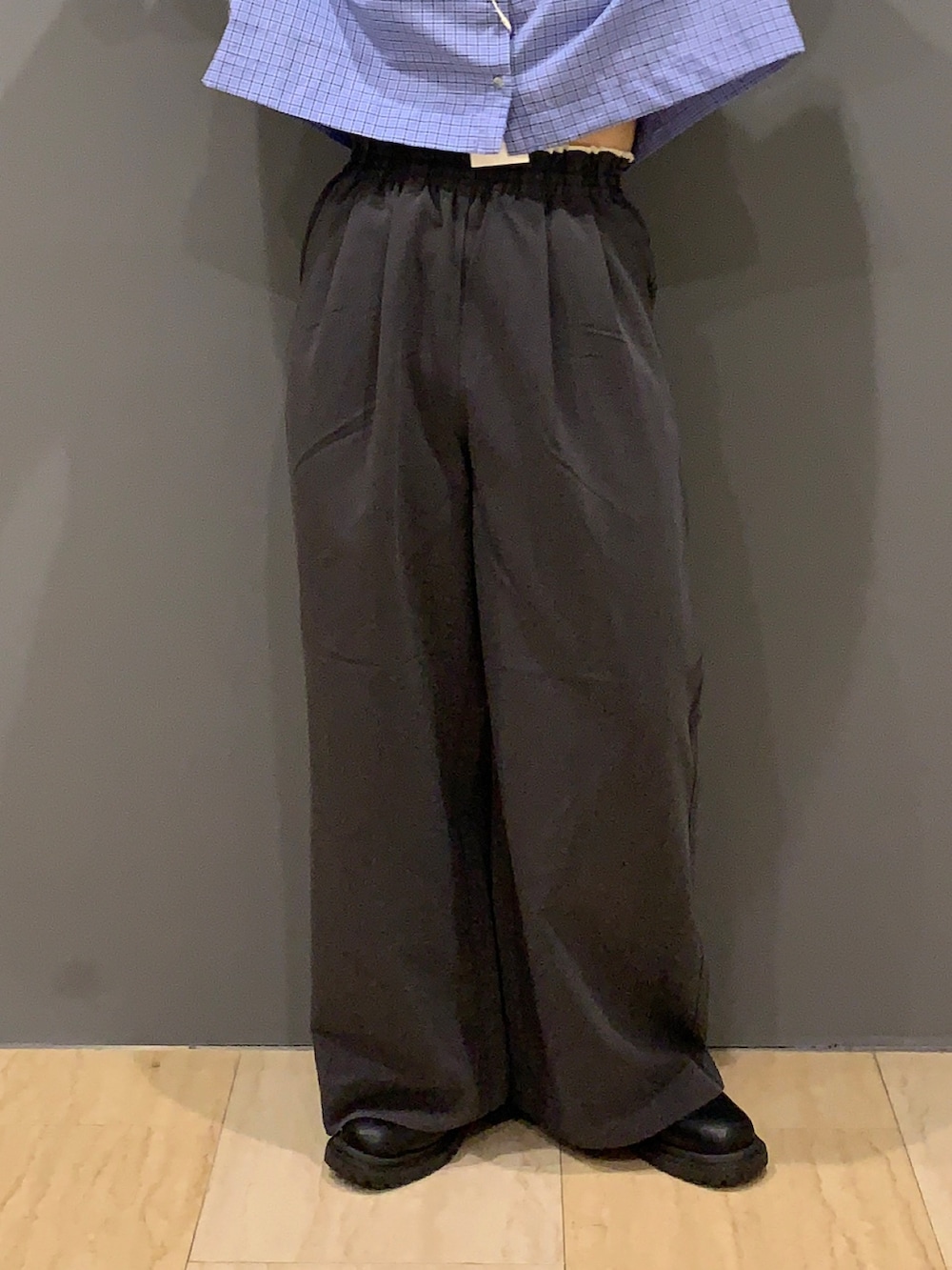 その他のシャツ/ブラウス、グレー系のその他パンツ、ブルー系のキャップを着用したレディースの夏コーディネートの5枚目の写真