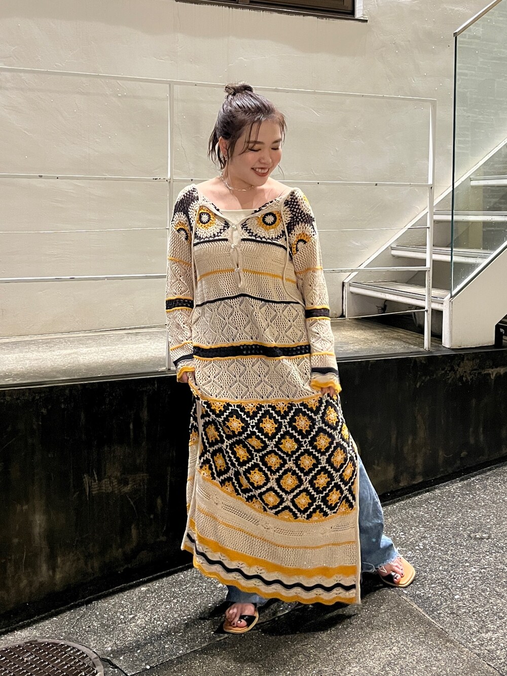 ホワイト系のキャミソール、ブルー系のデニムパンツ、その他のワンピースを着用したレディースの秋コーディネートの2枚目の写真