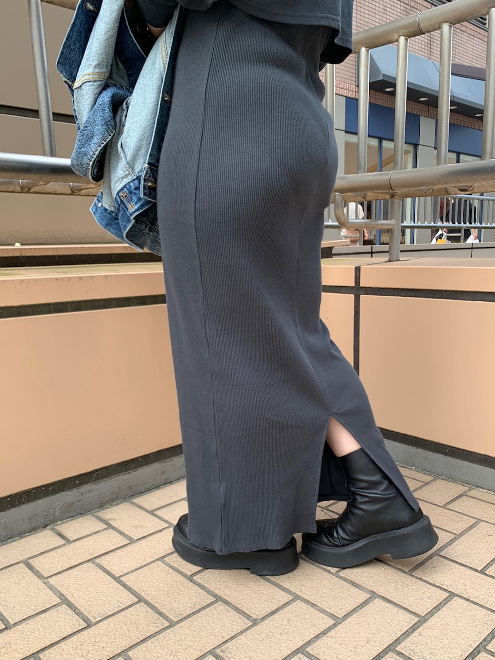 ブラック系のワンピース、ホワイト系のニットキャップ/ビーニーを着用したレディースの夏コーディネートの6枚目の写真