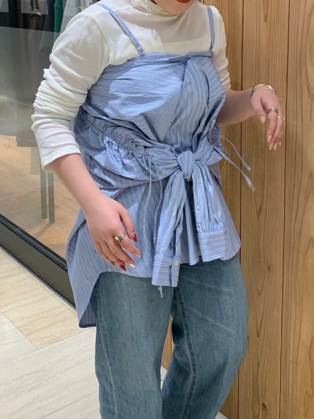 ホワイト系のTシャツ/カットソー、その他のシャツ/ブラウス、ブルー系のデニムパンツを着用したレディースの冬コーディネートの4枚目の写真