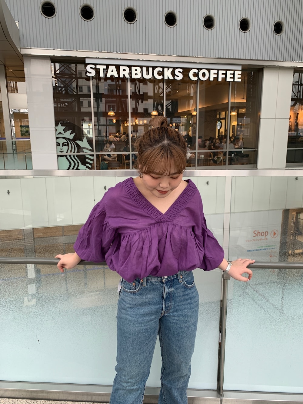 パープル系のシャツ/ブラウス、ブルー系のデニムパンツを着用したレディースの夏コーディネートの3枚目の写真