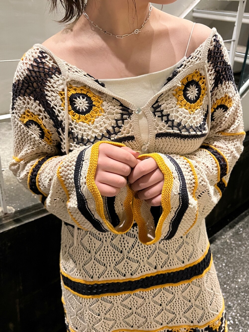 ホワイト系のキャミソール、ブルー系のデニムパンツ、その他のワンピースを着用したレディースの秋コーディネートの6枚目の写真