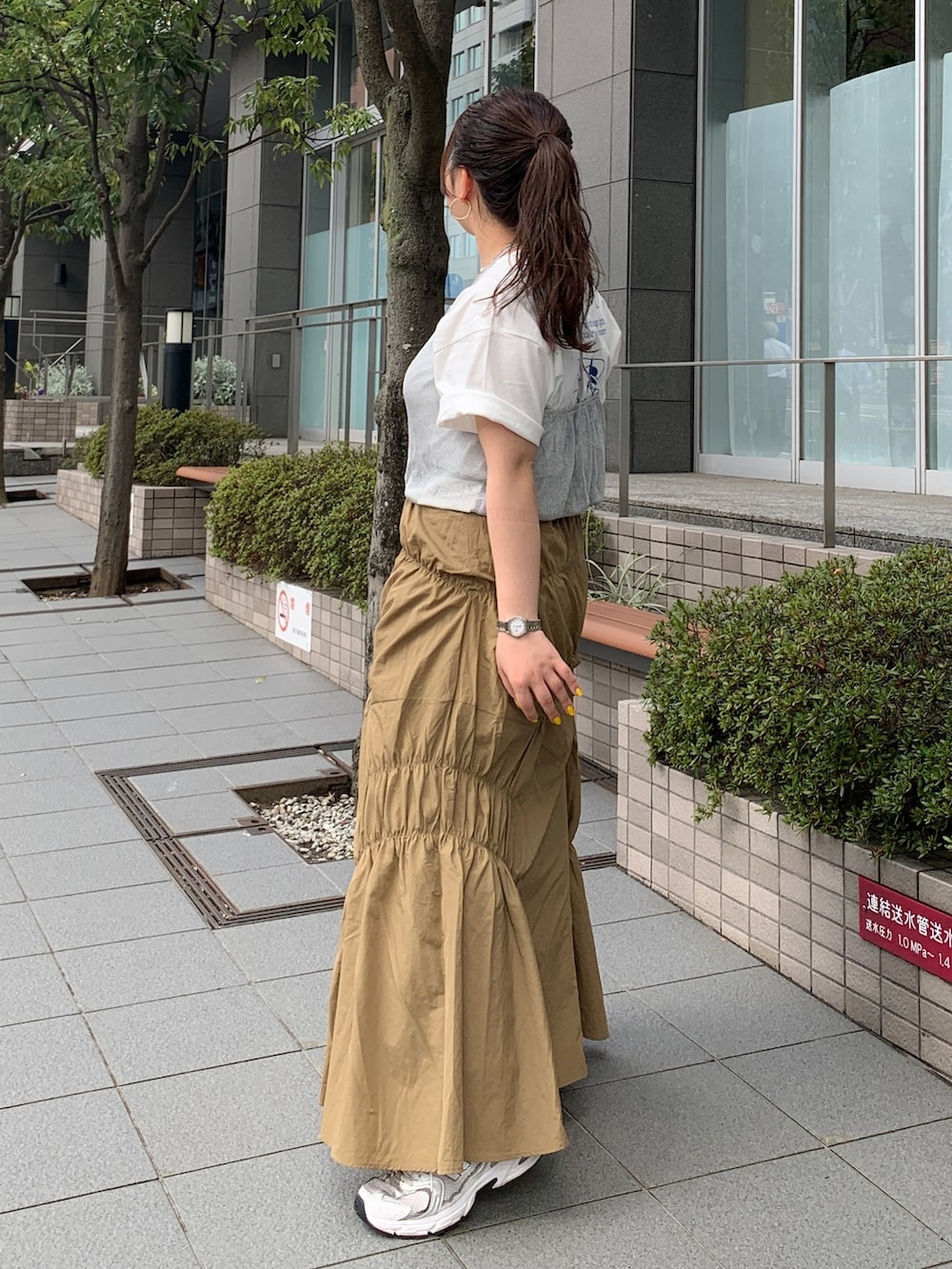 ホワイト系のTシャツ/カットソー、シルバー系のキャミソール、ベージュ系のスカートを着用したレディースの春コーディネートの2枚目の写真