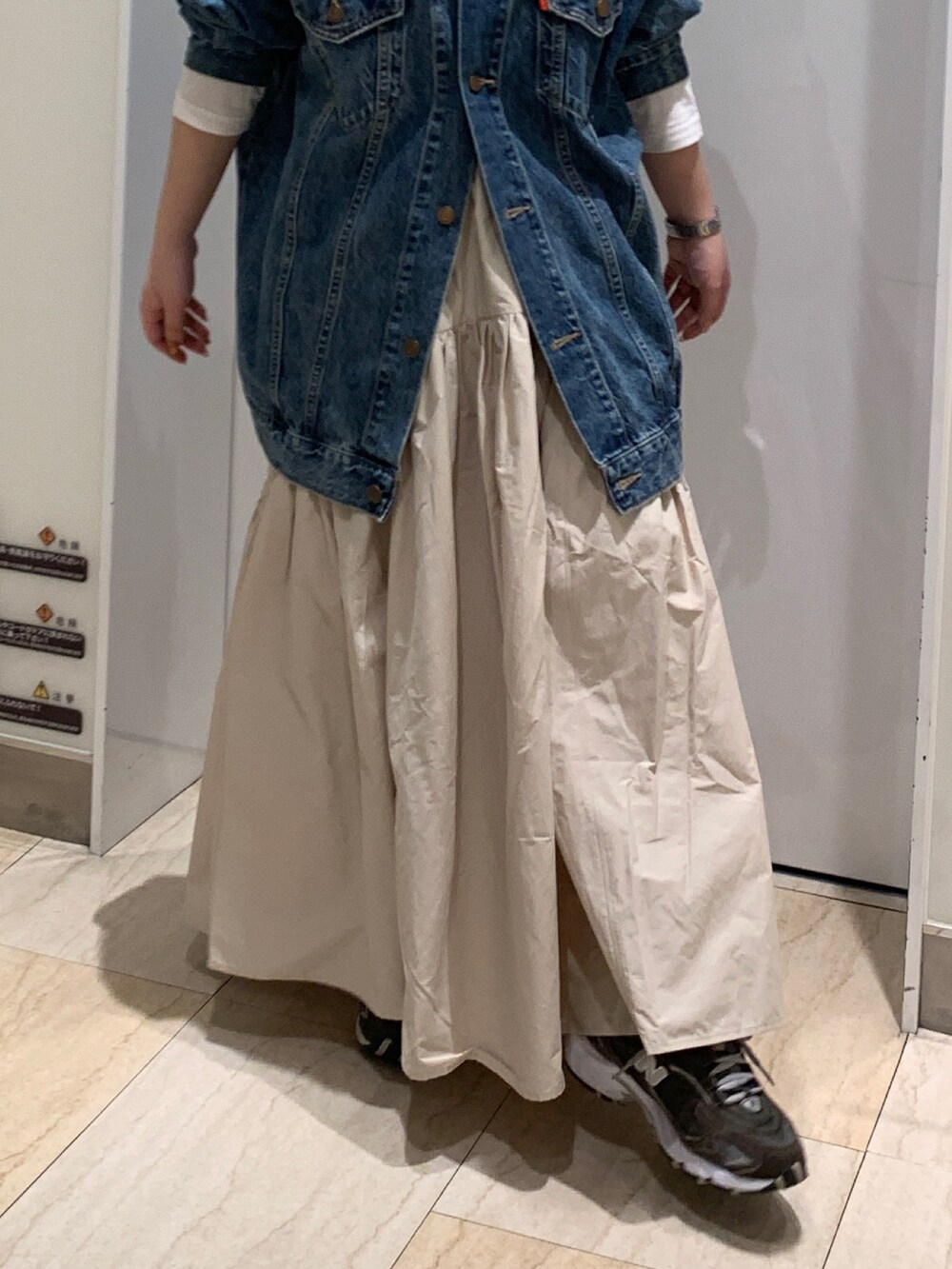 ブルー系のデニムジャケット、ホワイト系のTシャツ/カットソー、ホワイト系のスカートを着用したレディースの冬コーディネートの5枚目の写真