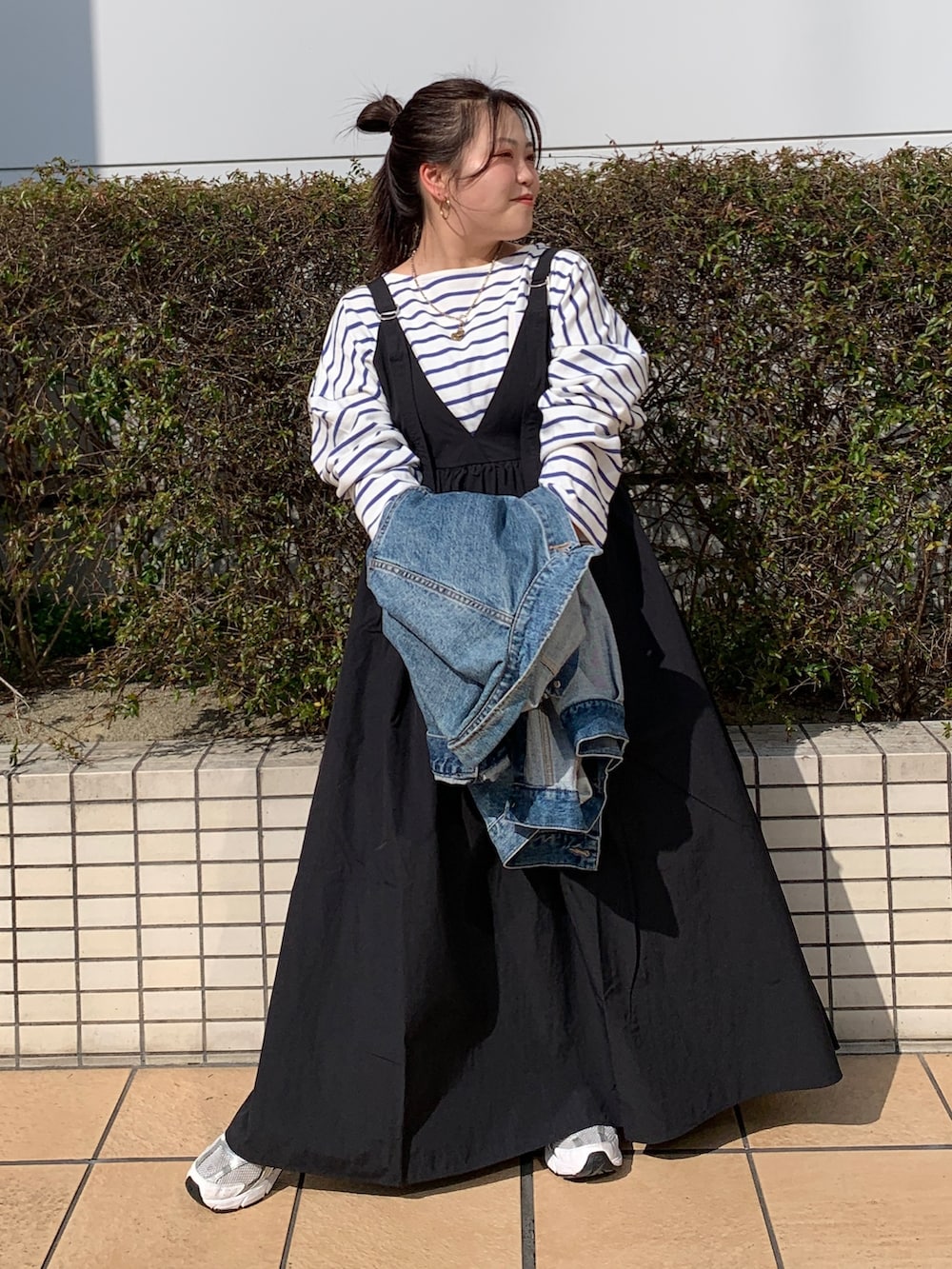 ホワイト系のTシャツ/カットソー、ブルー系のデニムジャケット、ブラック系のワンピースを着用したレディースの春コーディネートの4枚目の写真