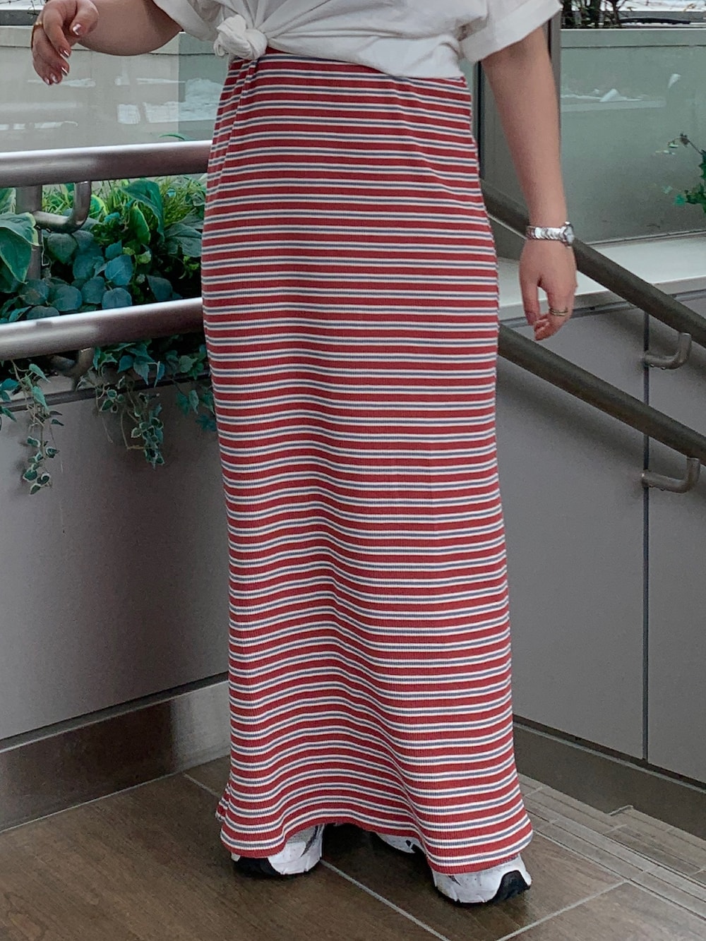 レッド系のワンピース、ホワイト系のTシャツ/カットソーを着用したレディースの春コーディネートの6枚目の写真