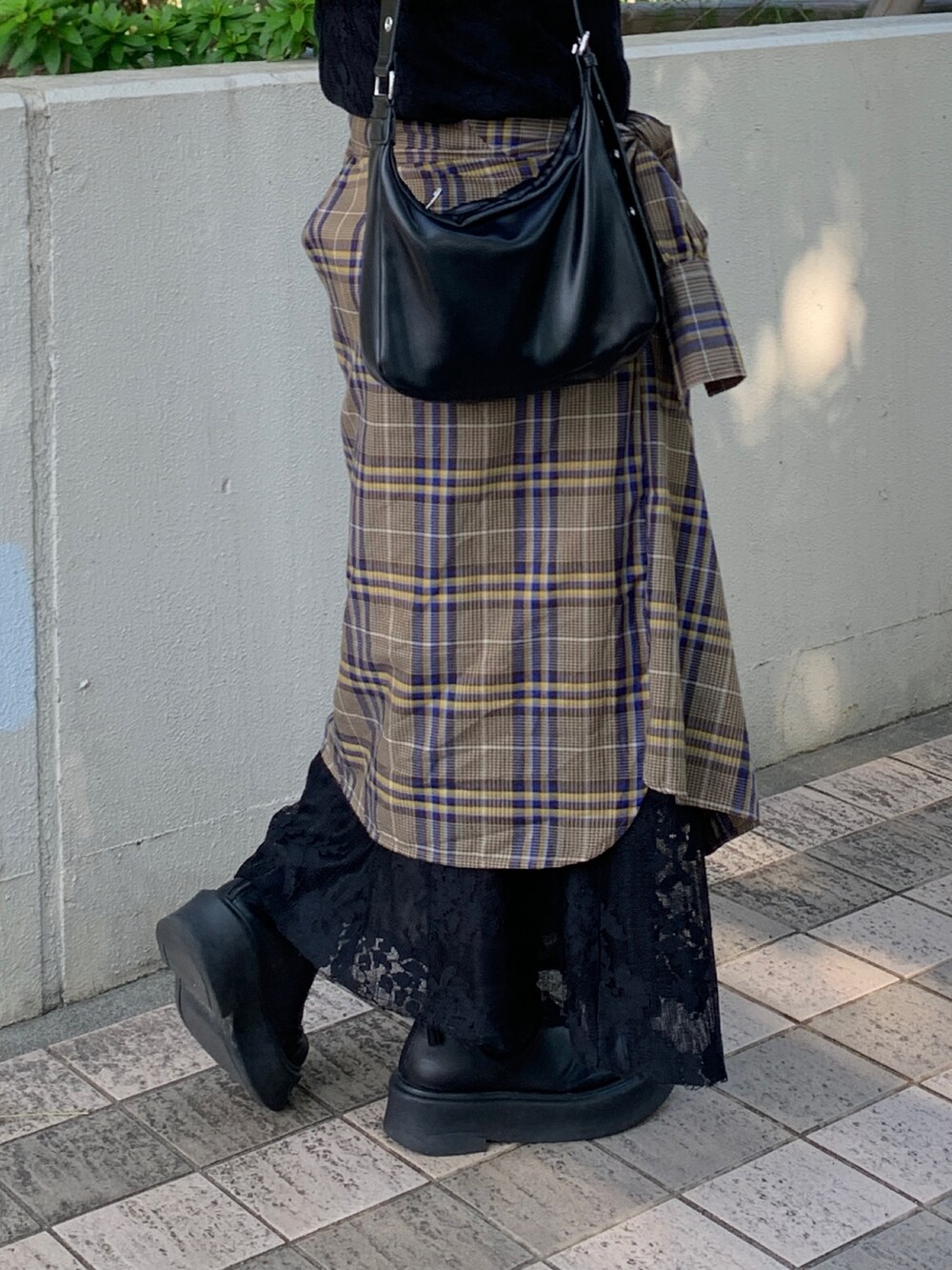 ブラック系のワンピース、ブラック系のショルダーバッグを着用したレディースの秋コーディネートの6枚目の写真