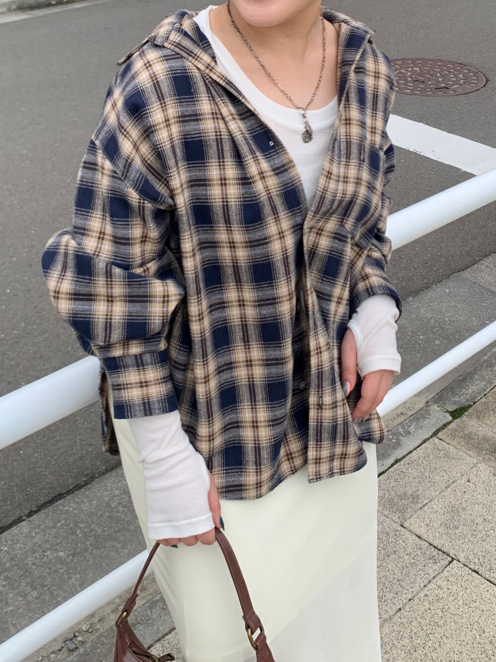 ブルー系のシャツ/ブラウス、ホワイト系のスカート、ホワイト系のTシャツ/カットソーを着用したレディースの夏コーディネートの4枚目の写真