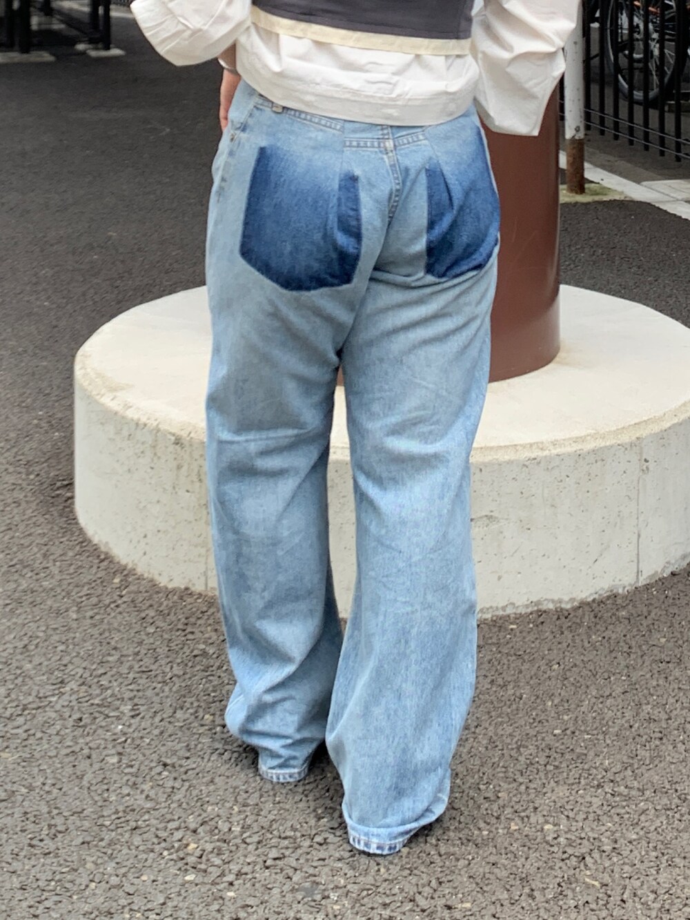 ホワイト系のシャツ/ブラウス、グレー系のキャミソール、ブルー系のデニムパンツを着用したレディースの夏コーディネートの7枚目の写真