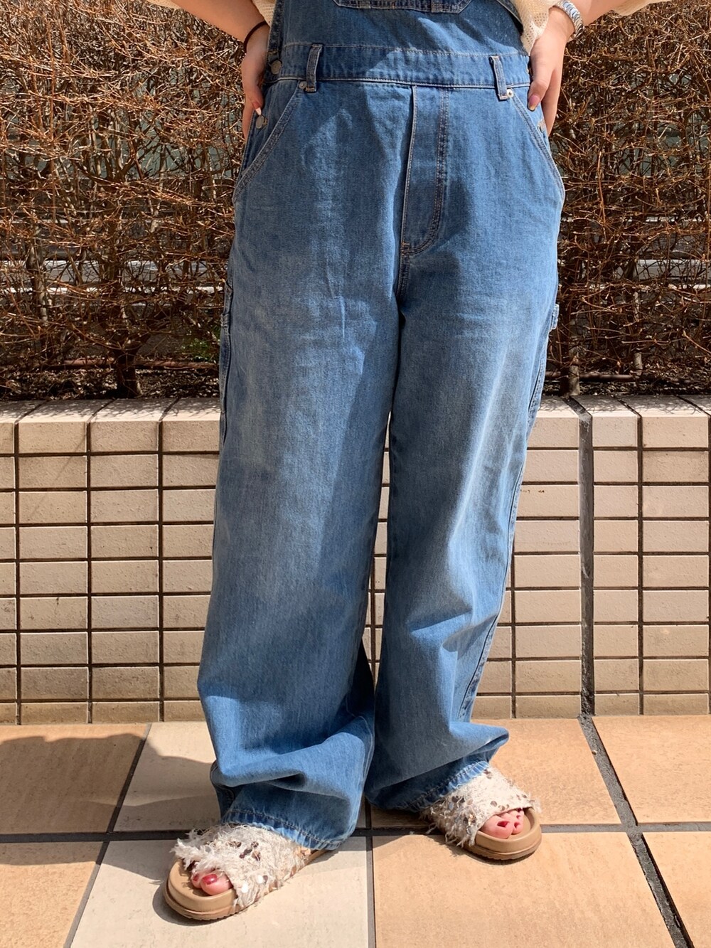 ホワイト系のTシャツ/カットソー、ブルー系のつなぎ/オールインワンを着用したレディースの春コーディネートの5枚目の写真