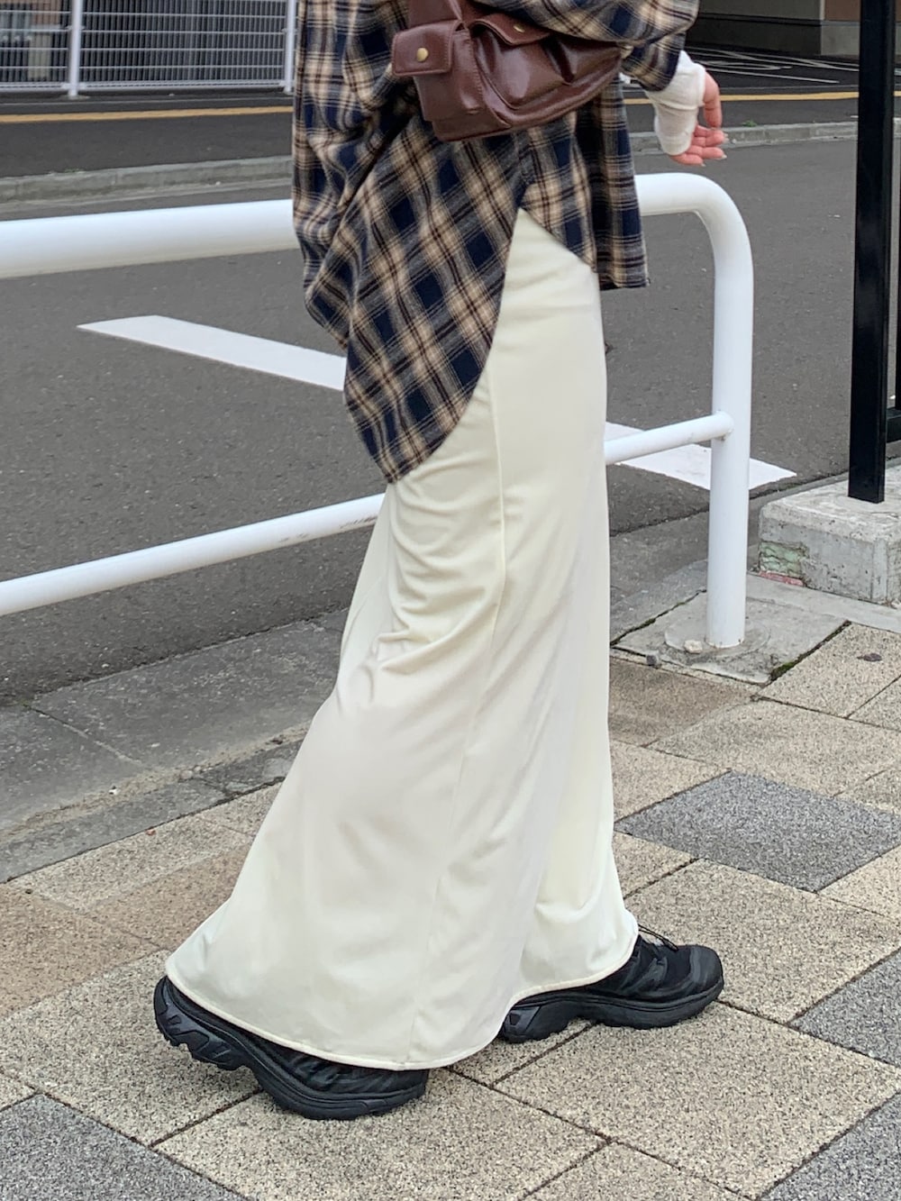 ブルー系のシャツ/ブラウス、ホワイト系のスカート、ホワイト系のTシャツ/カットソーを着用したレディースの夏コーディネートの6枚目の写真