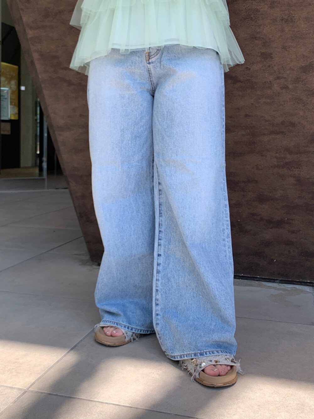 グリーン系のシャツ/ブラウス、ブルー系のデニムパンツを着用したレディースの夏コーディネートの5枚目の写真