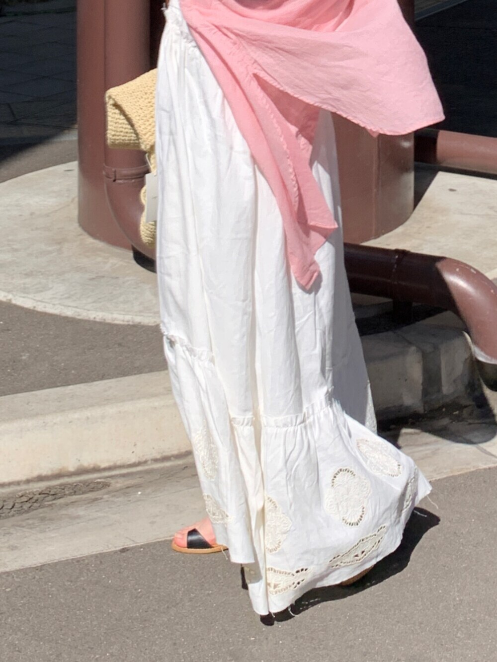 ピンク系のシャツ/ブラウス、ホワイト系のワンピース、ベージュ系のショルダーバッグを着用したレディースの春コーディネートの6枚目の写真