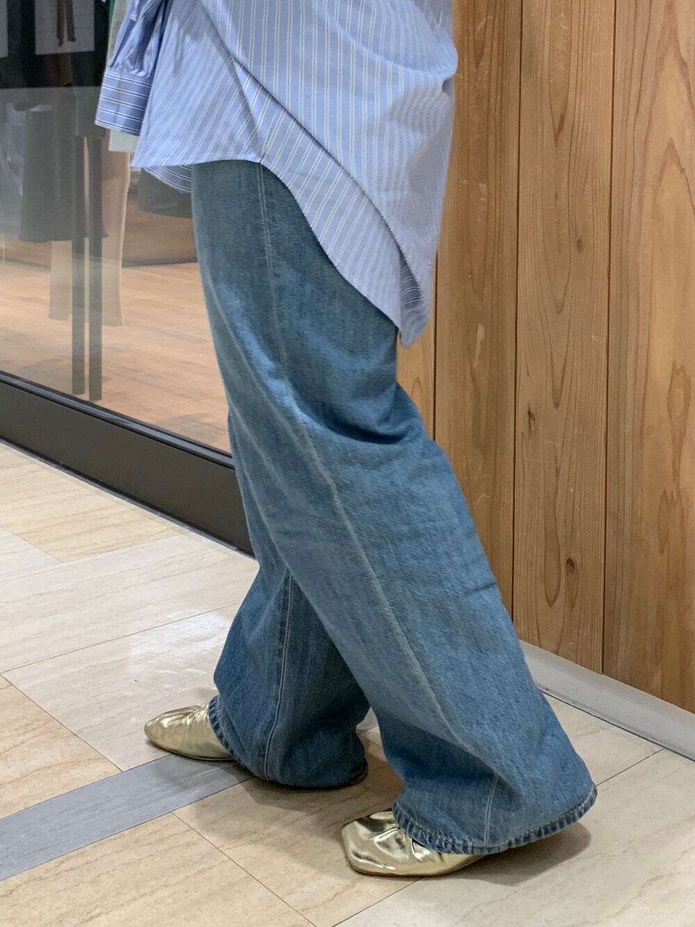 ホワイト系のTシャツ/カットソー、その他のシャツ/ブラウス、ブルー系のデニムパンツを着用したレディースの冬コーディネートの7枚目の写真