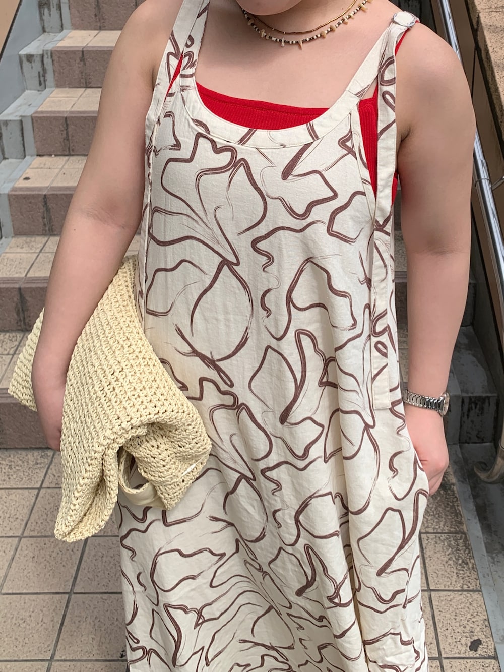 その他のワンピース、レッド系のキャミソールを着用したレディースの夏コーディネートの4枚目の写真