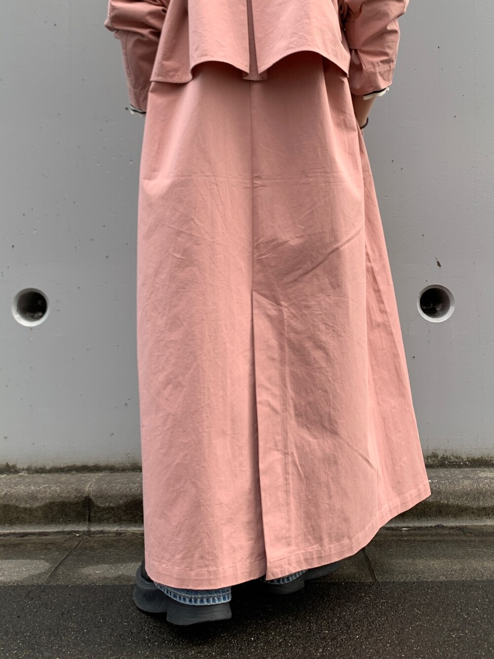 ホワイト系のニット/セーター、ピンク系のその他アウター、ブルー系のデニムパンツを着用したレディースの冬コーディネートの7枚目の写真