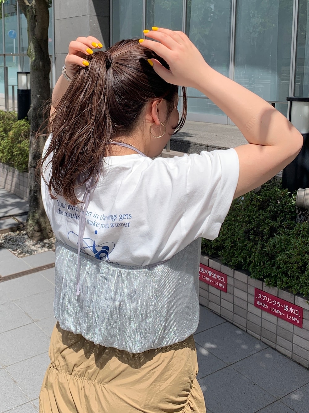 ホワイト系のTシャツ/カットソー、シルバー系のキャミソール、ベージュ系のスカートを着用したレディースの春コーディネートの4枚目の写真