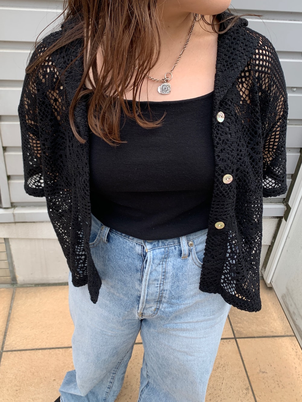 ブラック系のシャツ/ブラウス、ブルー系のデニムパンツ、ブラック系のキャミソールを着用したレディースの夏コーディネートの4枚目の写真