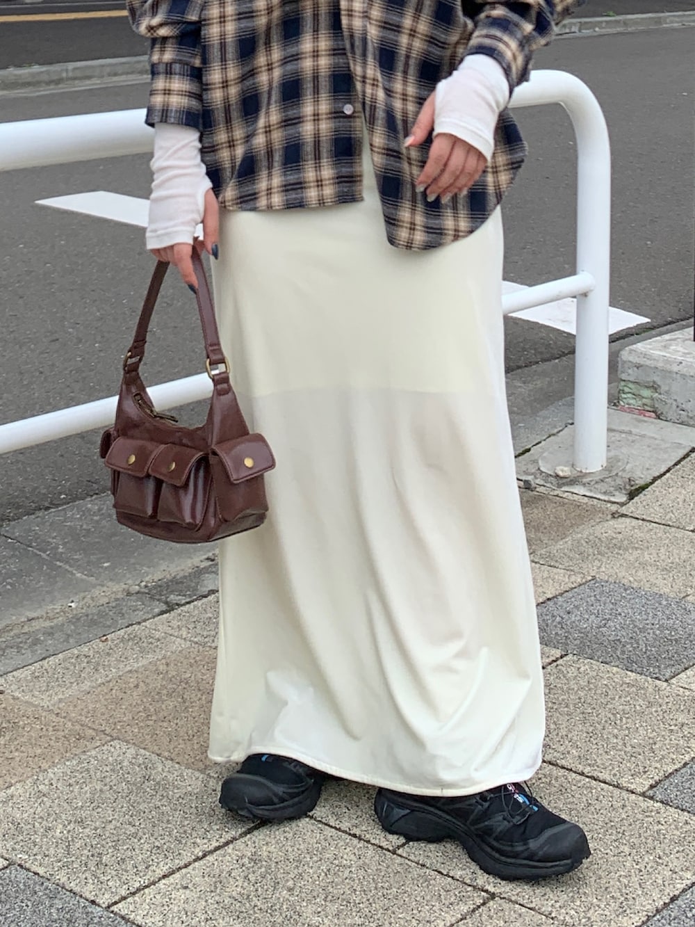 ブルー系のシャツ/ブラウス、ホワイト系のスカート、ホワイト系のTシャツ/カットソーを着用したレディースの夏コーディネートの5枚目の写真