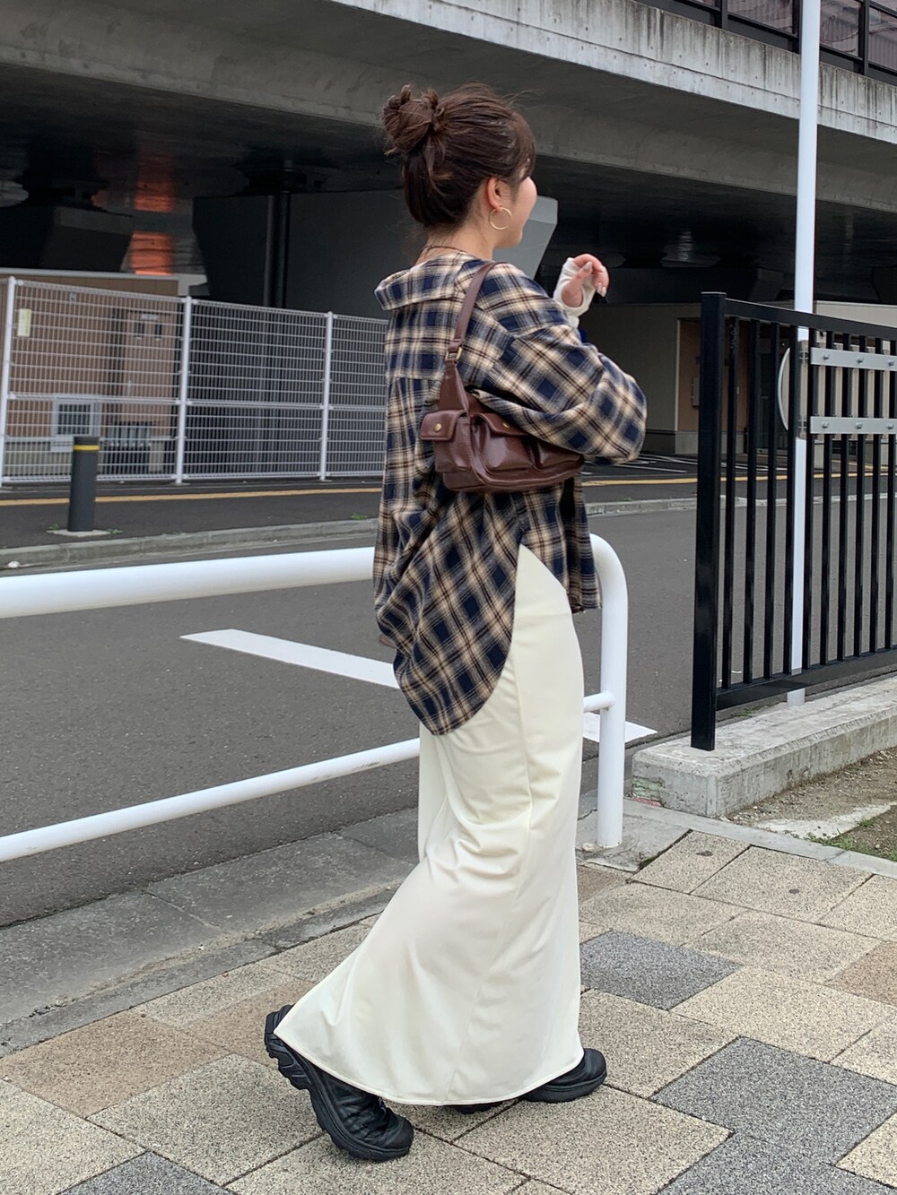 ブルー系のシャツ/ブラウス、ホワイト系のスカート、ホワイト系のTシャツ/カットソーを着用したレディースの夏コーディネートの2枚目の写真