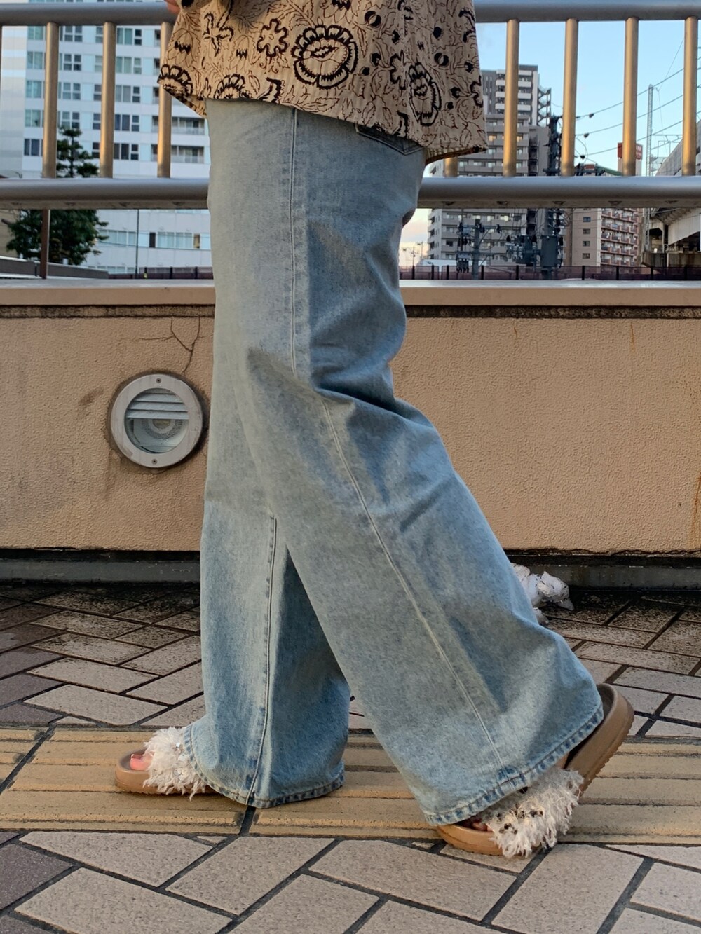 その他のシャツ/ブラウス、ブルー系のデニムパンツ、ホワイト系のサンダルを着用したレディースの冬コーディネートの6枚目の写真