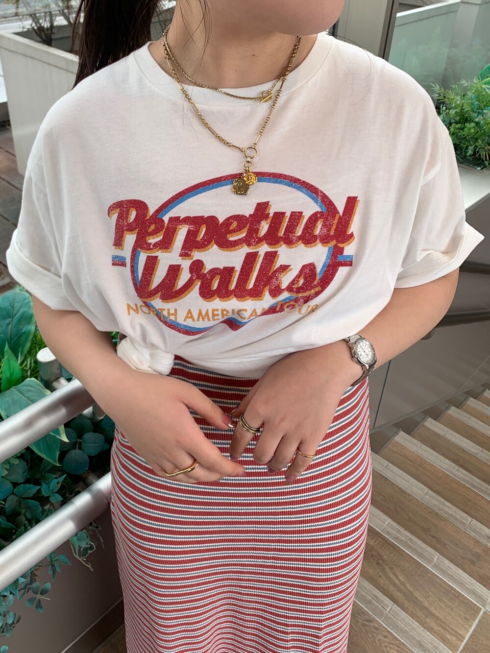 レッド系のワンピース、ホワイト系のTシャツ/カットソーを着用したレディースの春コーディネートの4枚目の写真